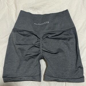 Alphalete Amplify Short 4.5in SMOKE